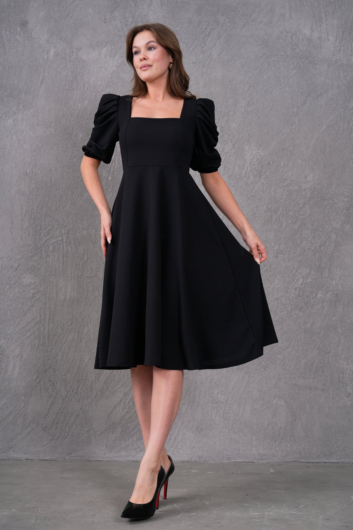 Midikleid mit eckigem Ausschnitt und kurzen Ärmeln