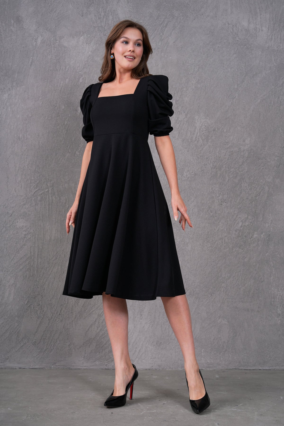 Midikleid mit eckigem Ausschnitt und kurzen Ärmeln