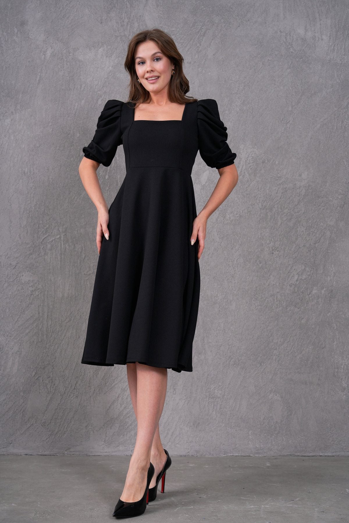 Midikleid mit eckigem Ausschnitt und kurzen Ärmeln