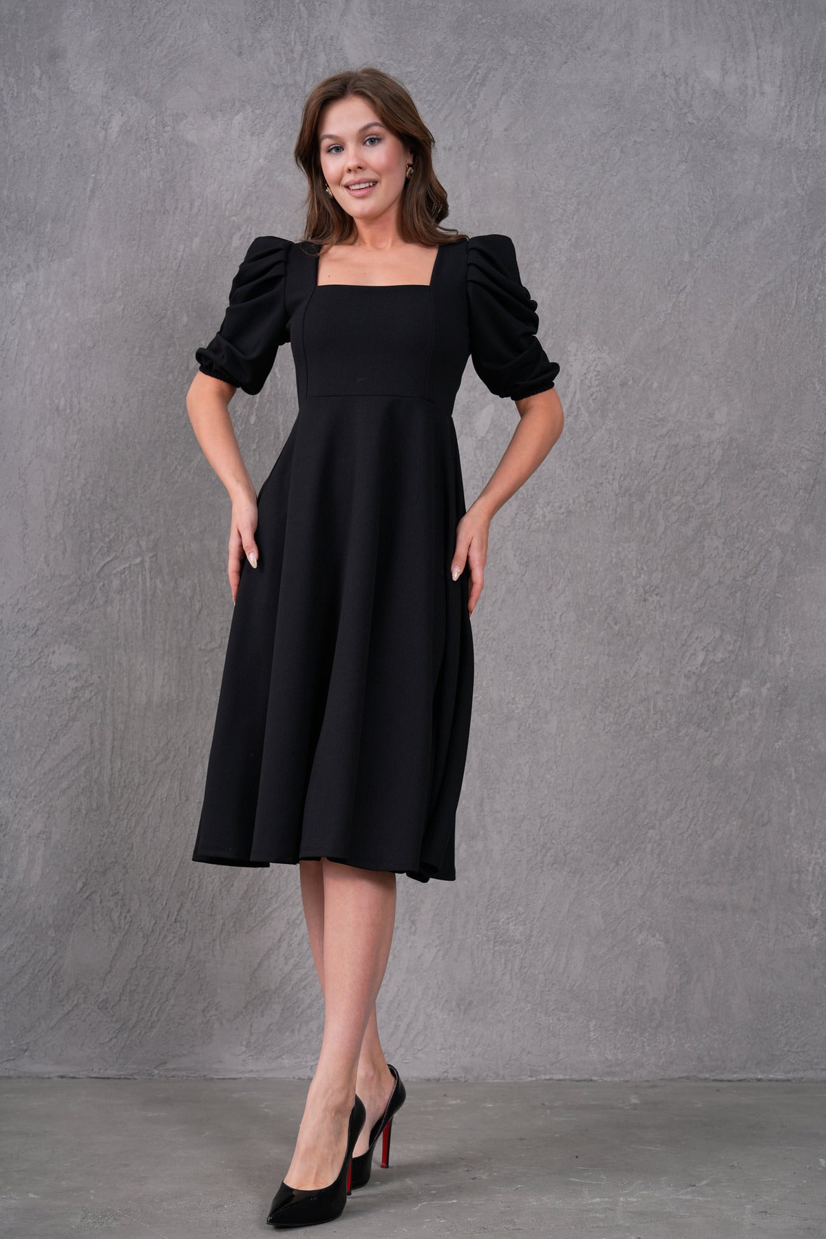 Midikleid mit eckigem Ausschnitt und kurzen Ärmeln