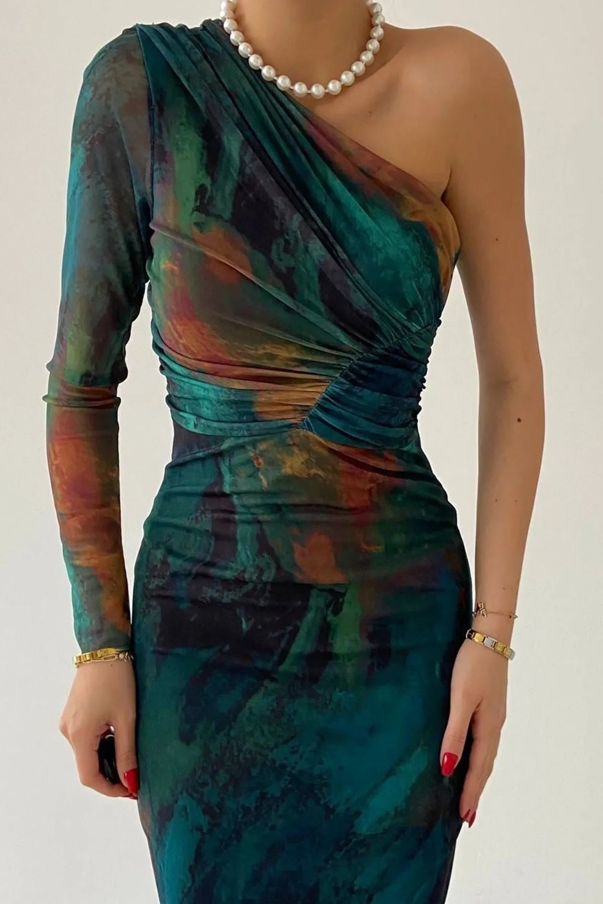 Trägerloses Midikleid mit einem Ärmel und Digitaldruck