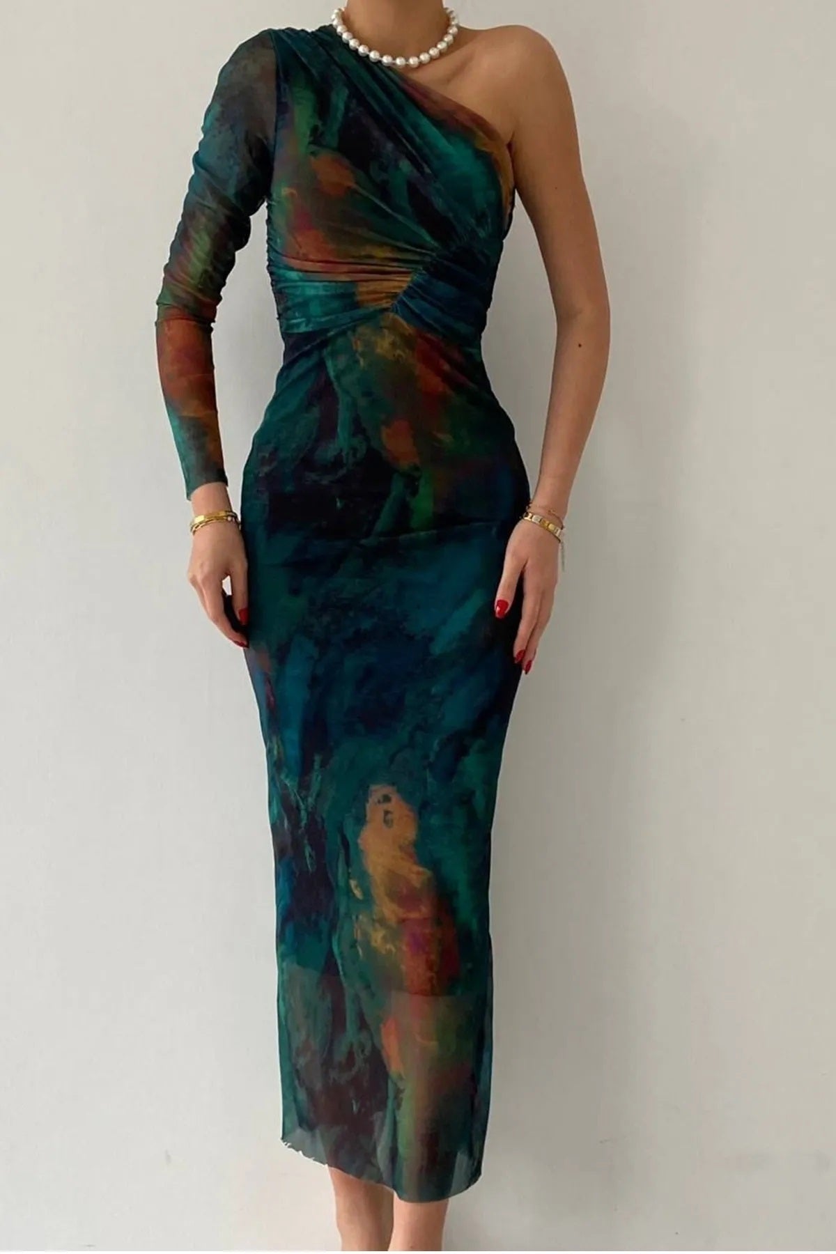 Trägerloses Midikleid mit einem Ärmel und Digitaldruck