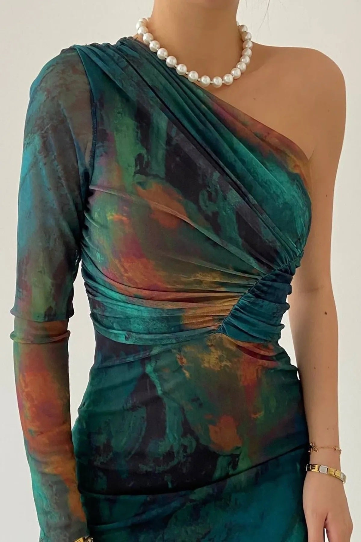 Trägerloses Midikleid mit einem Ärmel und Digitaldruck