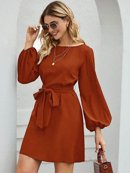 Damen Kurzes Kreppkleid mit Gürtel, Bootsausschnitt und Langen Ärmeln