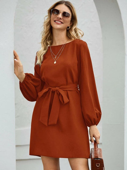 Damen Kurzes Kreppkleid mit Gürtel, Bootsausschnitt und Langen Ärmeln