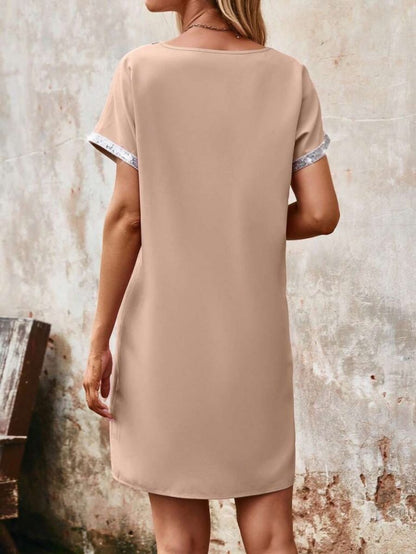 Damen Verziertes Kreppkleid mit Kragen und Ärmeldetail