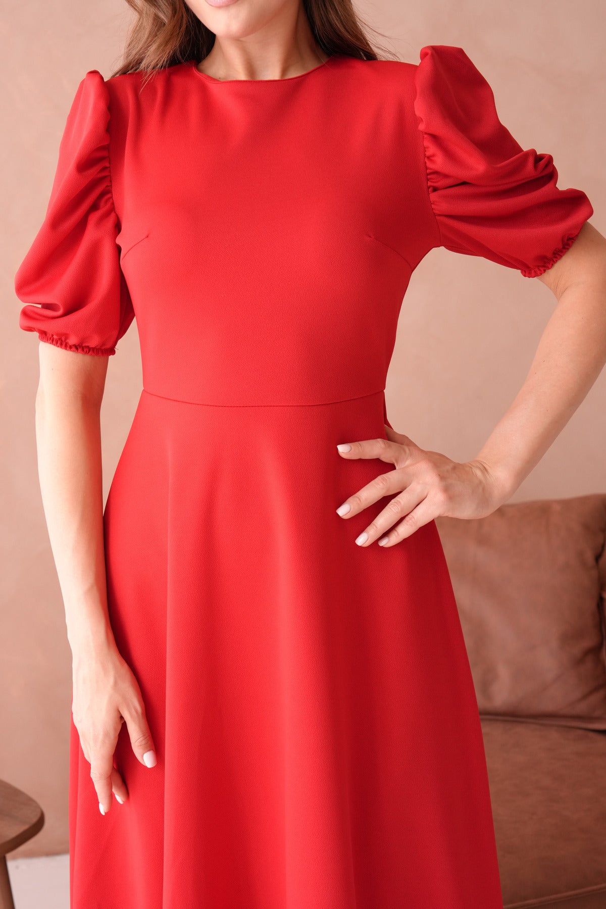 Midi-Kleid mit Rundhalsausschnitt und ausgestelltem Rock