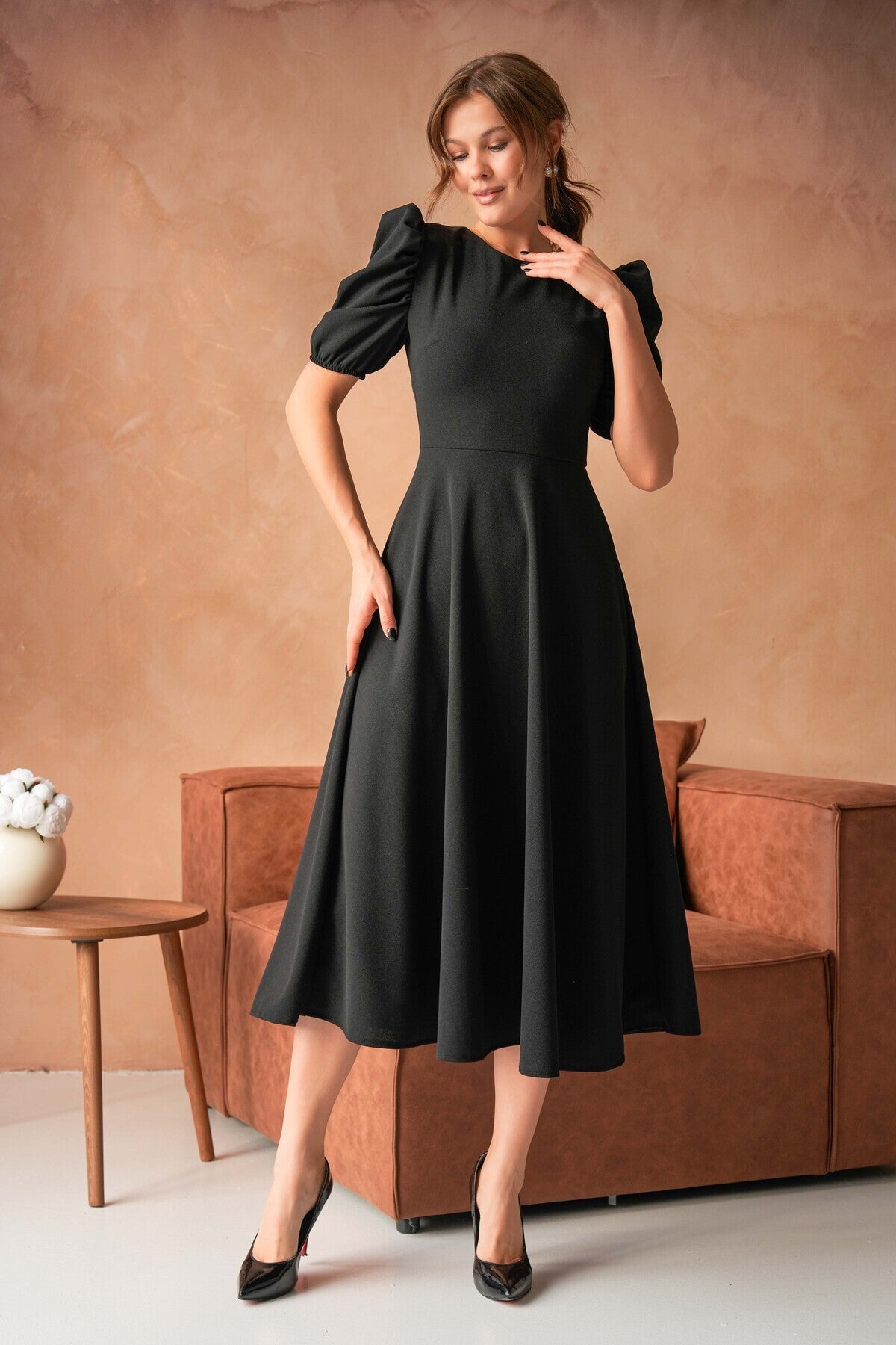 Midi-Kleid mit Rundhalsausschnitt und ausgestelltem Rock