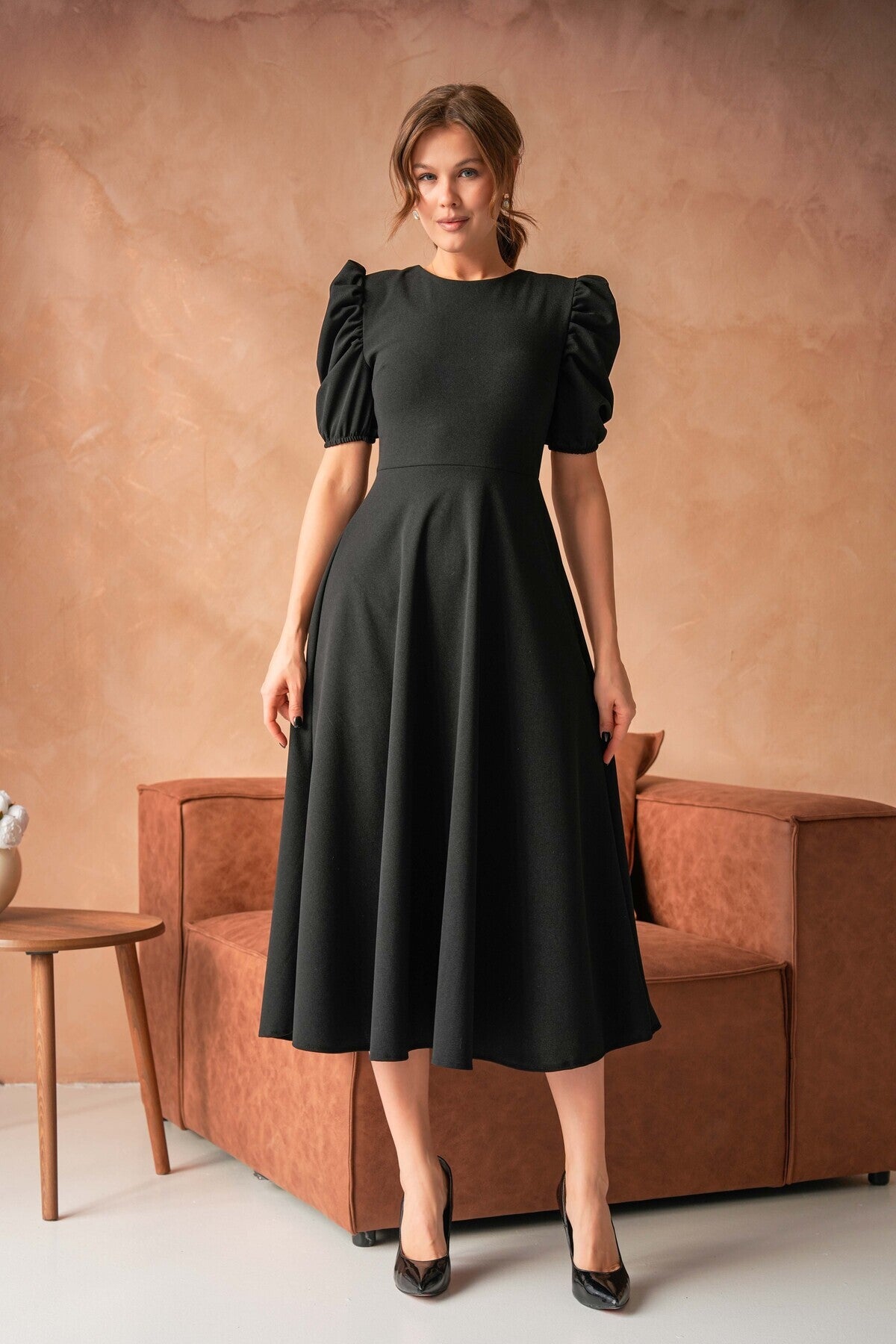 Midi-Kleid mit Rundhalsausschnitt und ausgestelltem Rock