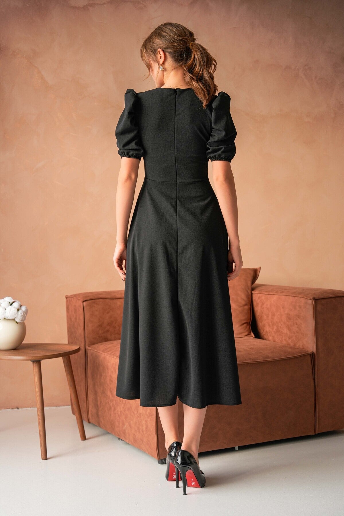 Midi-Kleid mit Rundhalsausschnitt und ausgestelltem Rock