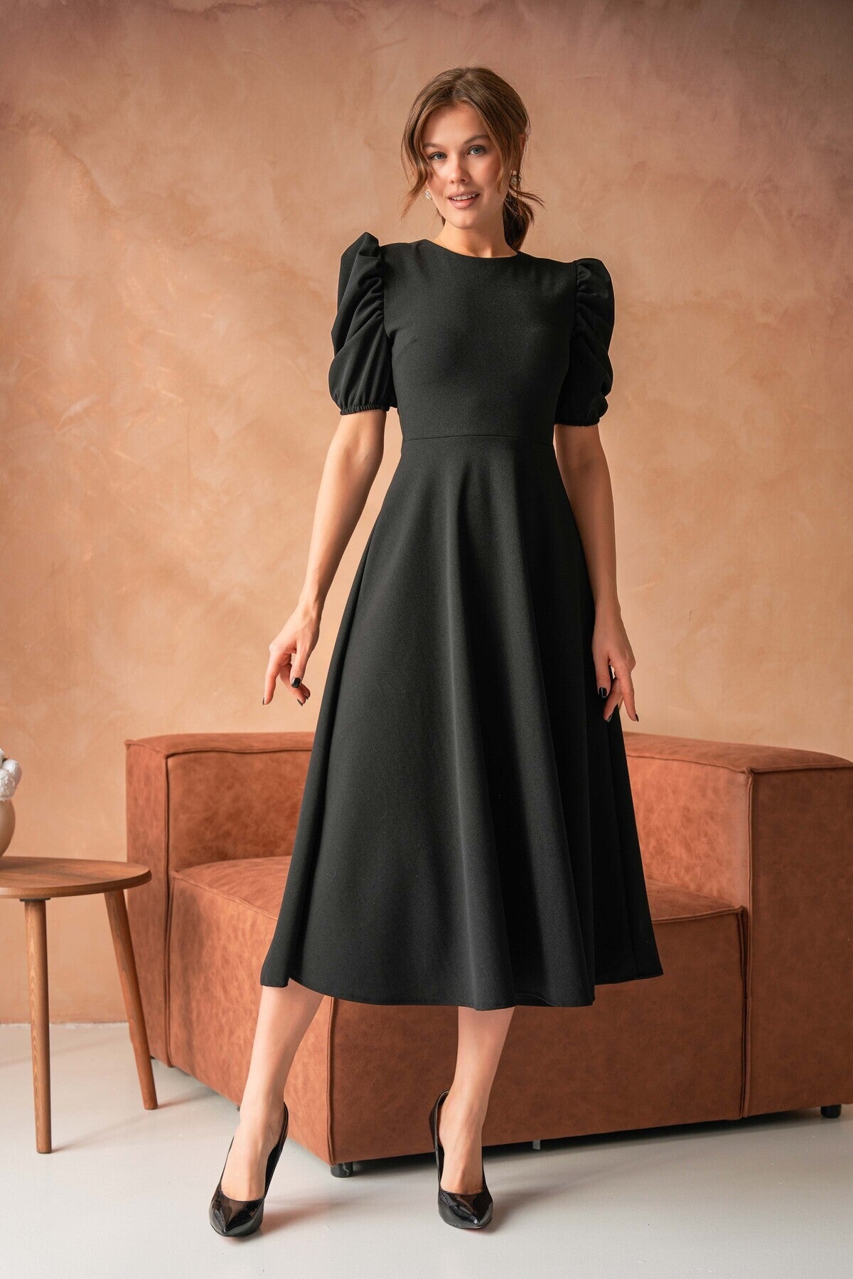 Midi-Kleid mit Rundhalsausschnitt und ausgestelltem Rock