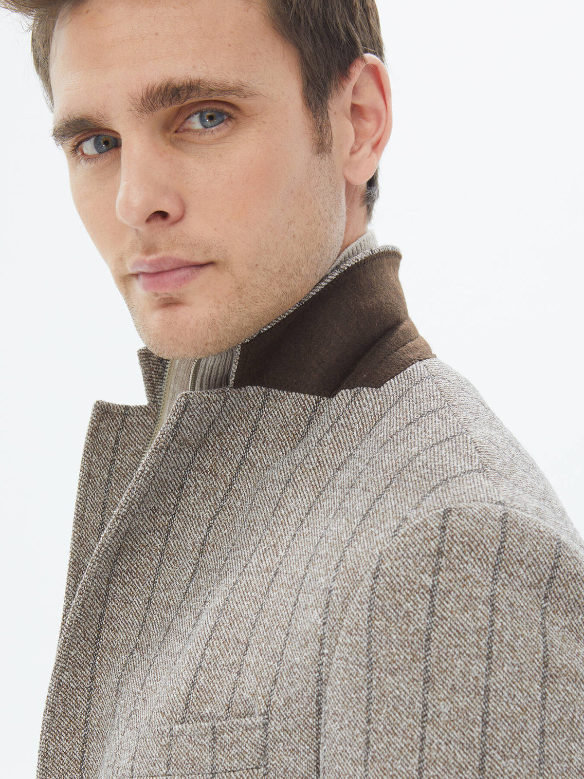 Gestreifte, modern geschnittene Strickjacke aus Baumwollmischung