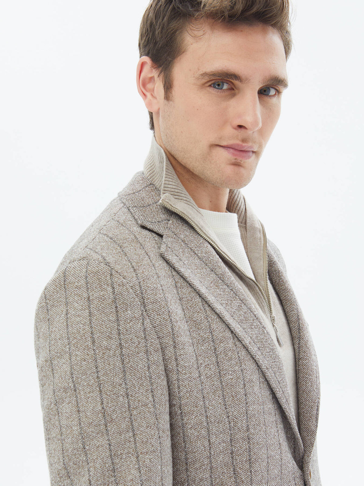 Gestreifte, modern geschnittene Strickjacke aus Baumwollmischung