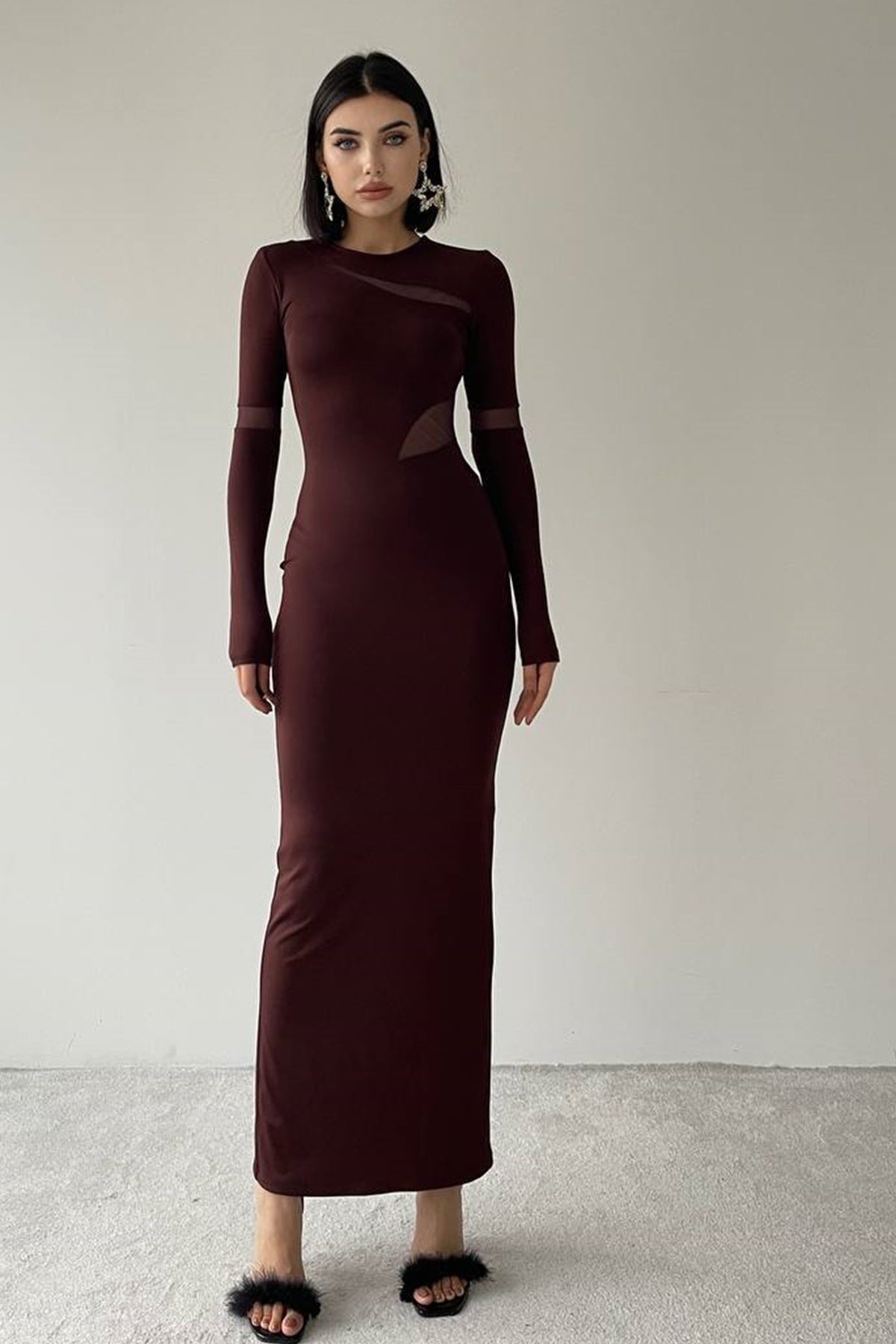 Langärmeliges Maxikleid mit Rückenschlitz.