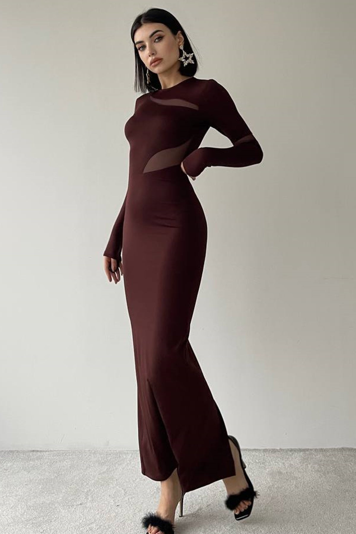 Langärmeliges Maxikleid mit Rückenschlitz.