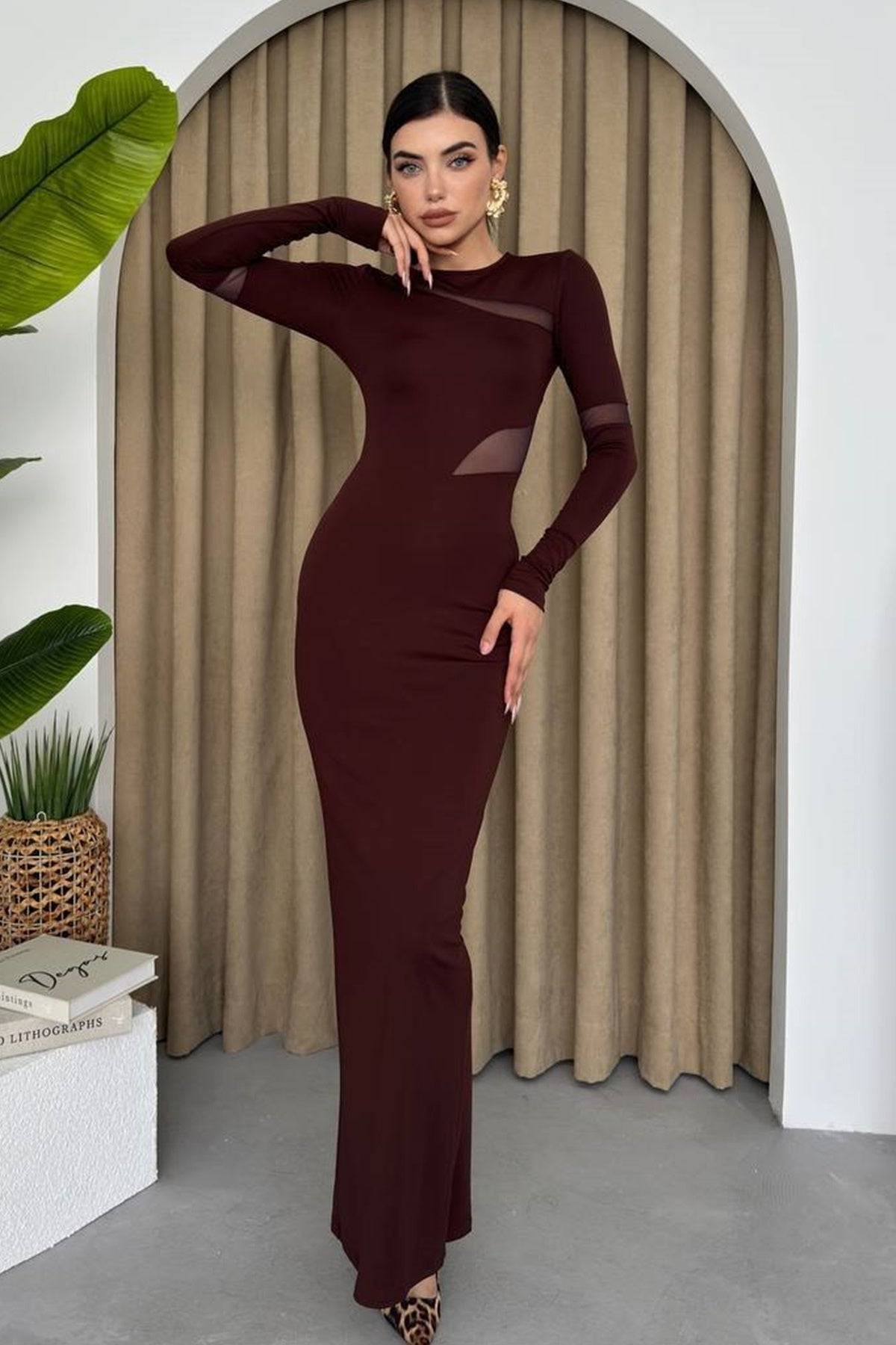 Langärmeliges Maxikleid mit Rückenschlitz.