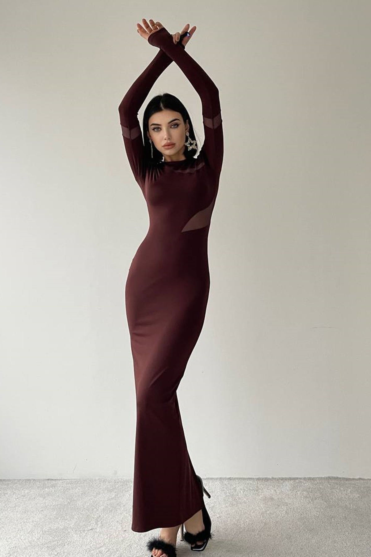 Langärmeliges Maxikleid mit Rückenschlitz.