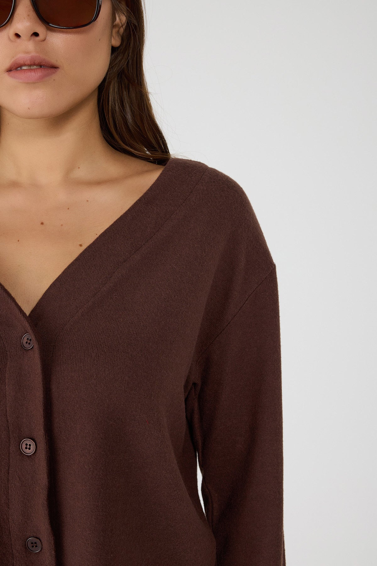 Kurzer Cardigan mit V-Ausschnitt und Knopfleiste