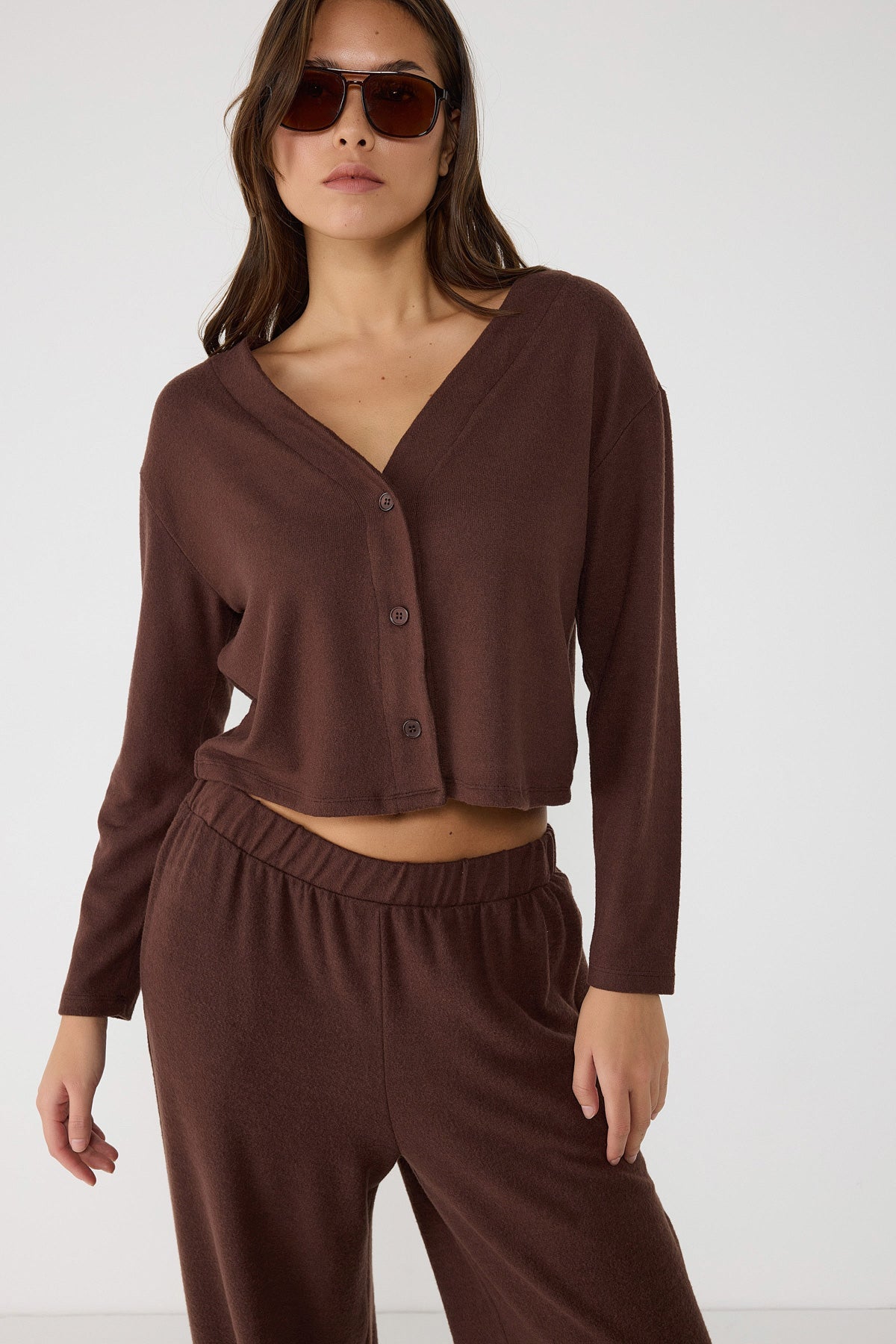 Kurzer Cardigan mit V-Ausschnitt und Knopfleiste