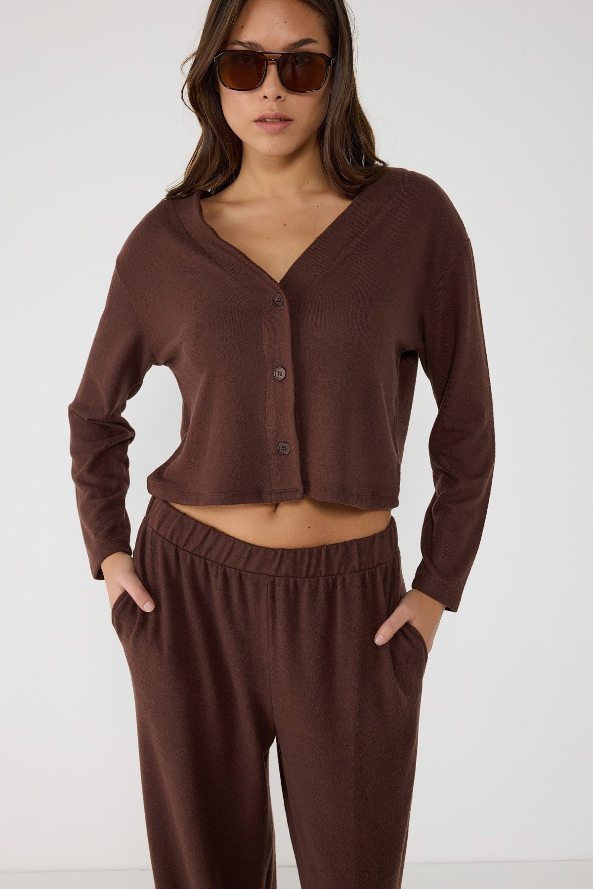 Kurzer Cardigan mit V-Ausschnitt und Knopfleiste