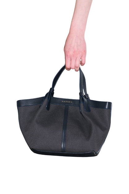 SCHWARZE MINI-TASCHE MIT CANVAS-NAHT-DETAILS