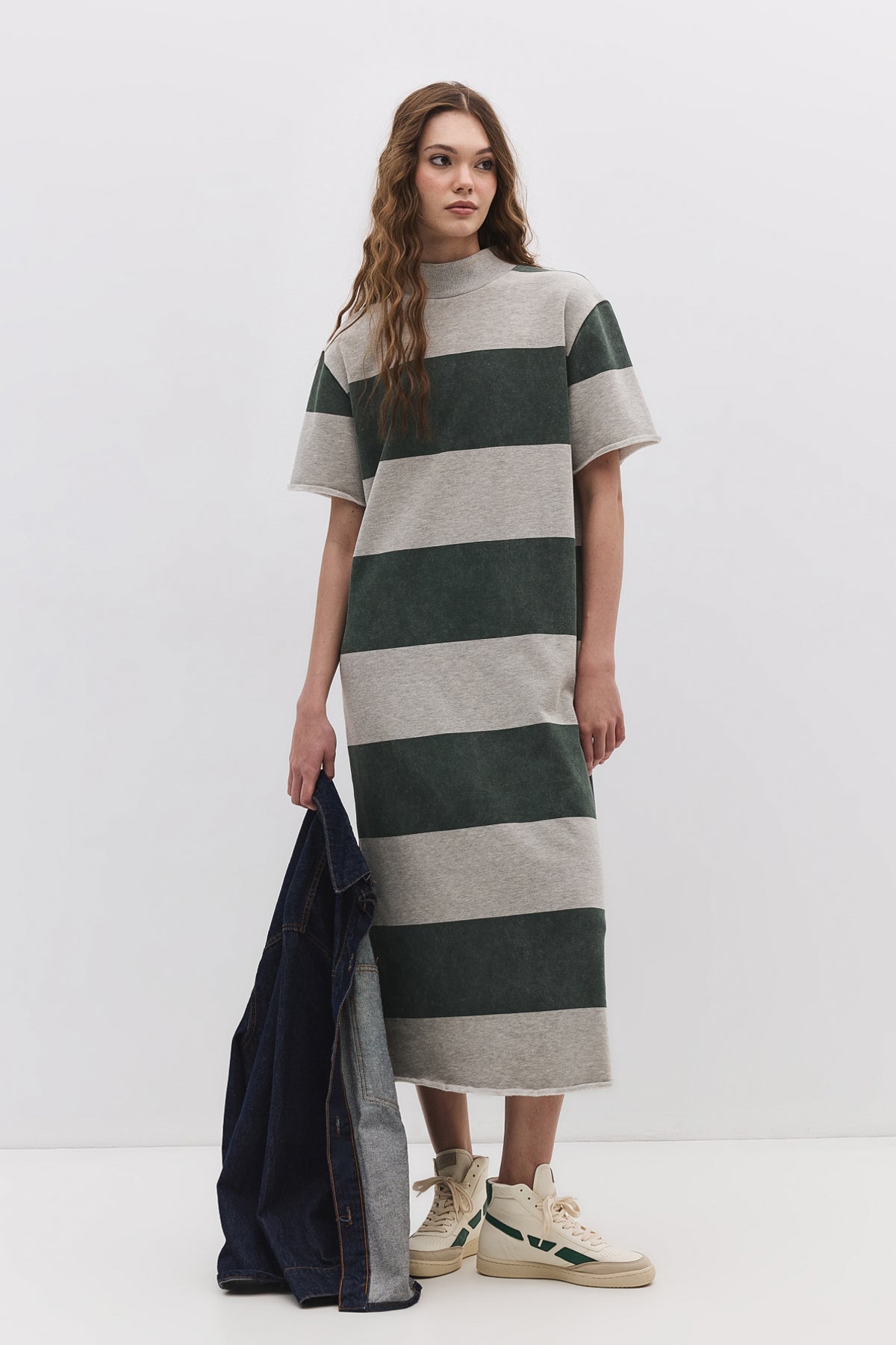 Gestreiftes Midikleid mit geschlossenem Halsausschnitt und Schlitz