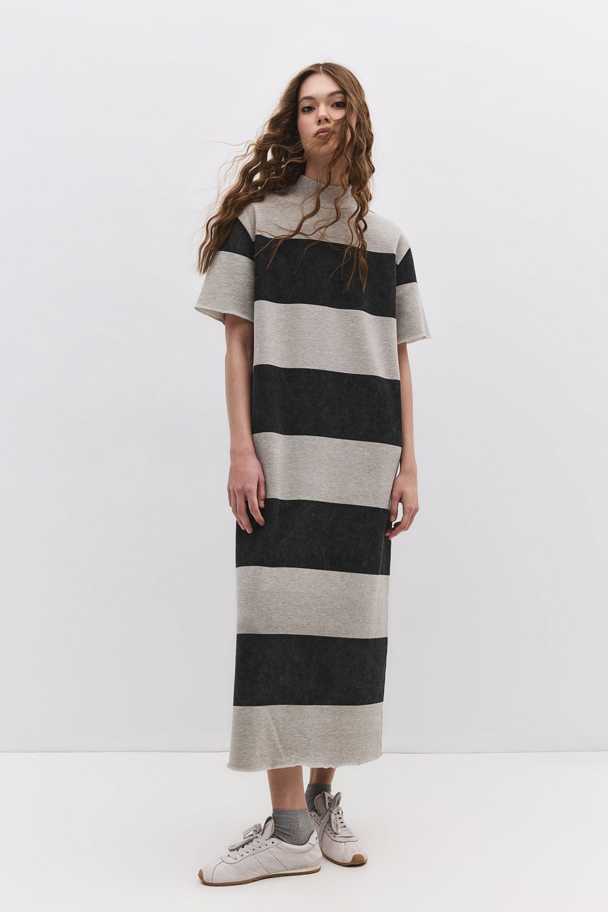 Gestreiftes Maksikleid mit geschlossenem Halsausschnitt und Schlitz