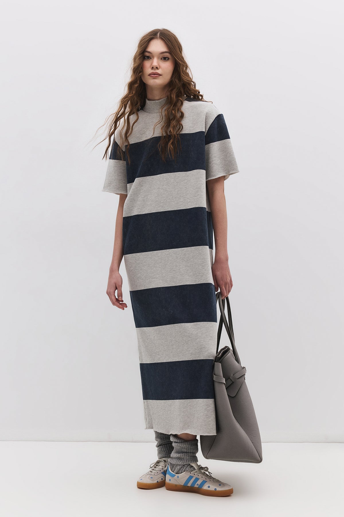Gestreiftes Midikleid mit geschlossenem Halsausschnitt und Schlitz