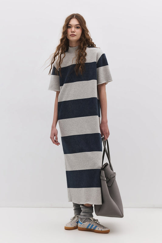 Gestreiftes Midikleid mit geschlossenem Halsausschnitt und Schlitz