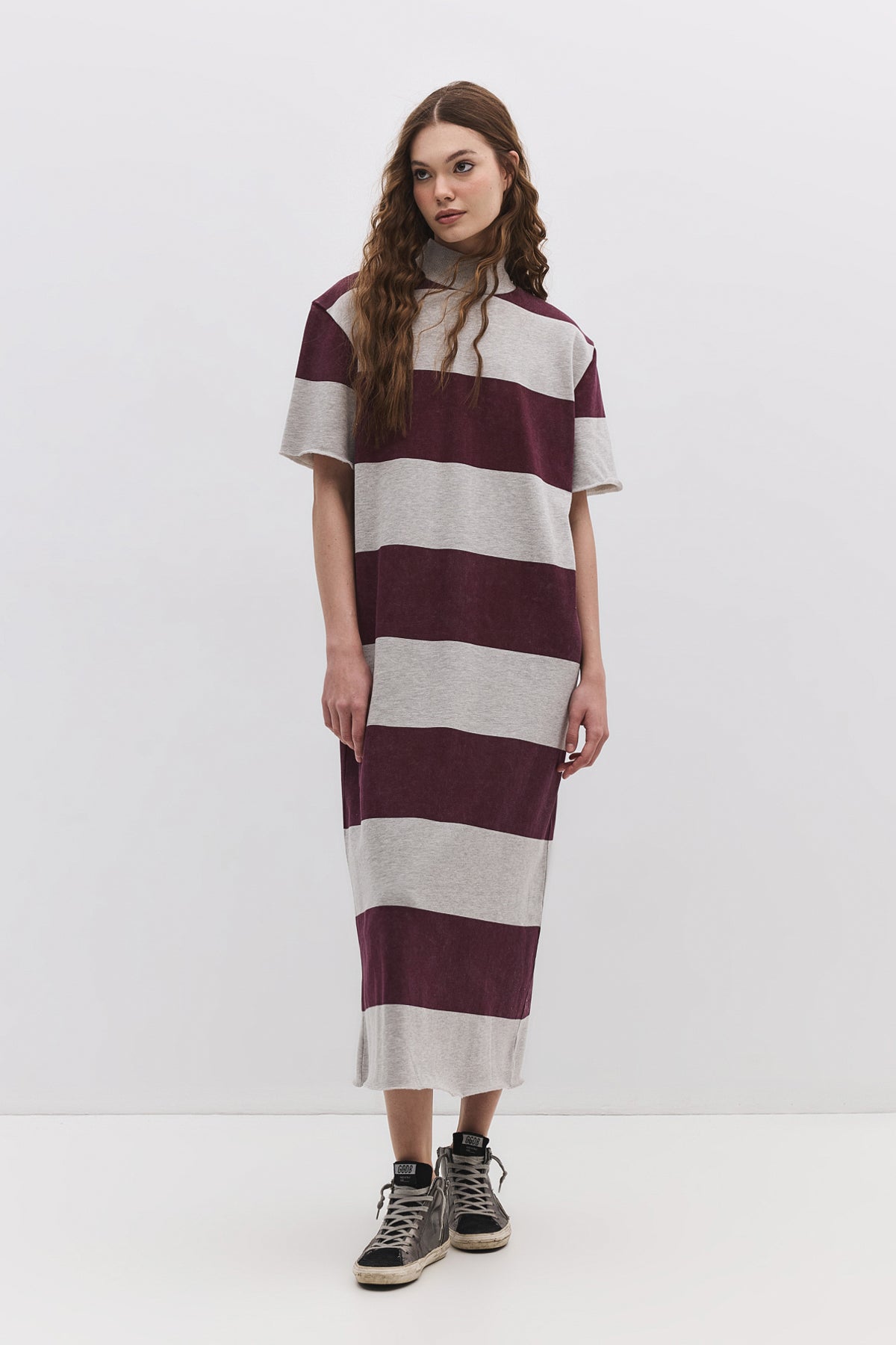 Gestreiftes Midikleid mit geschlossenem Halsausschnitt und Schlitz