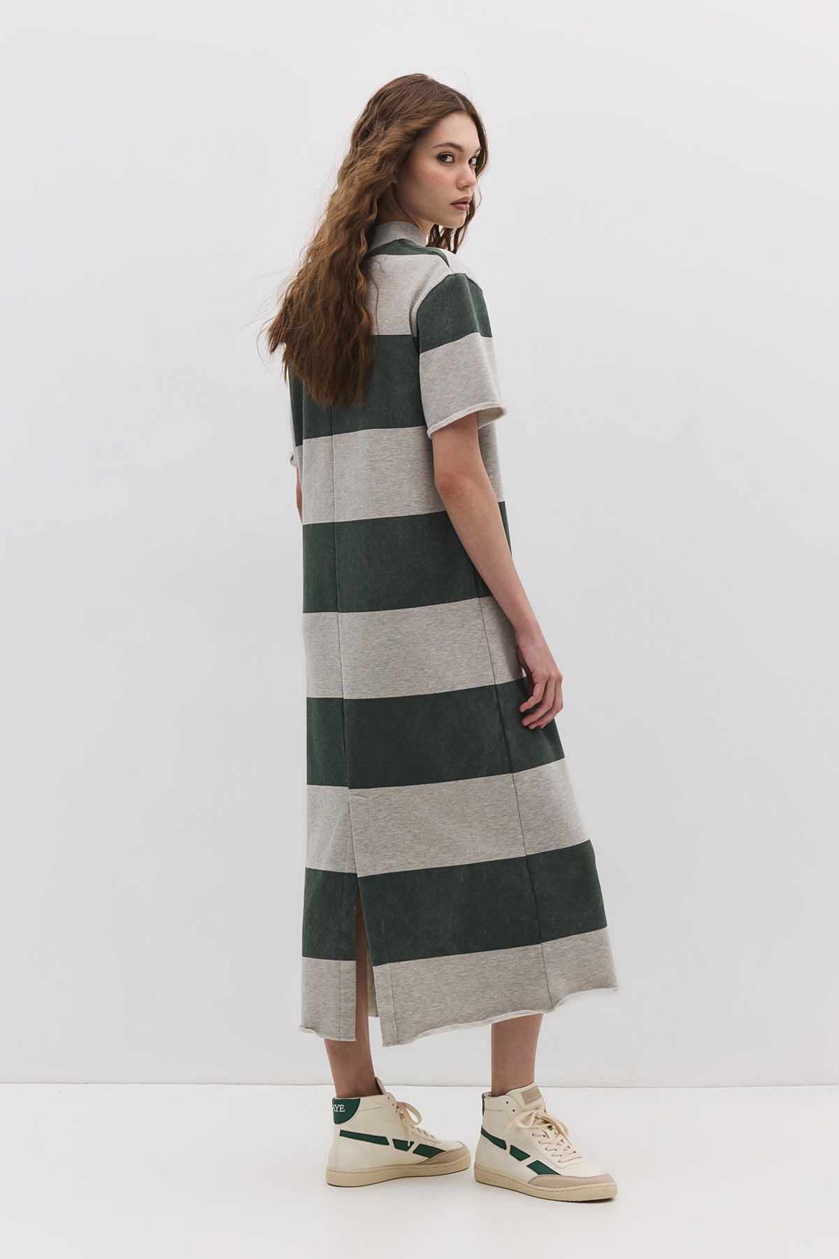 Gestreiftes Midikleid mit geschlossenem Halsausschnitt und Schlitz