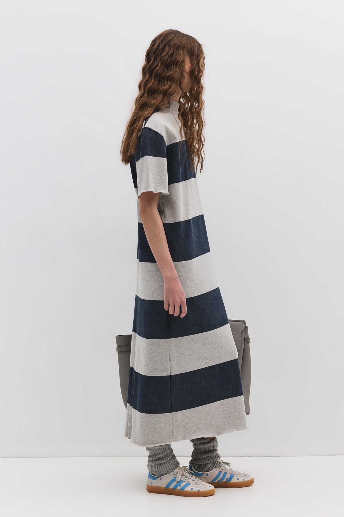 Gestreiftes Midikleid mit geschlossenem Halsausschnitt und Schlitz