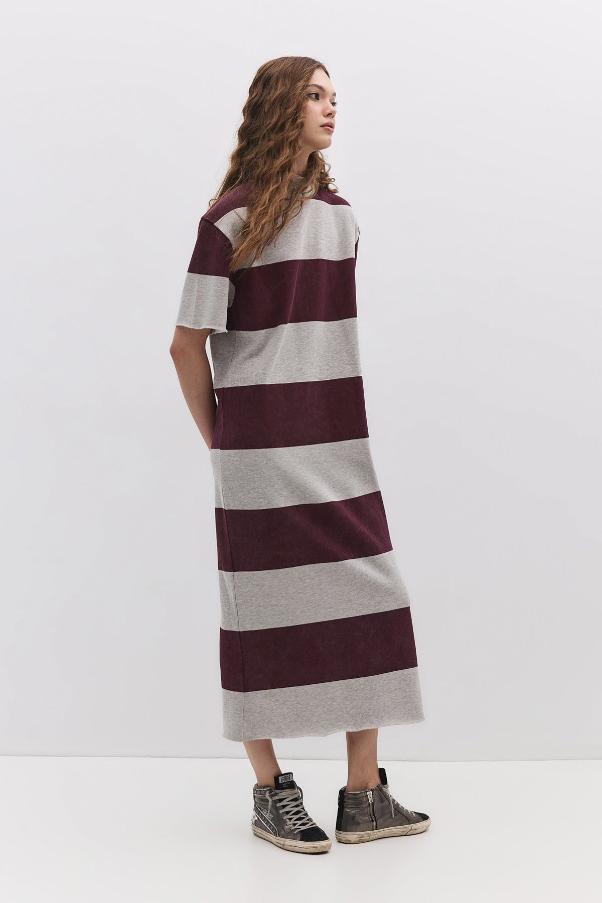 Gestreiftes Midikleid mit geschlossenem Halsausschnitt und Schlitz