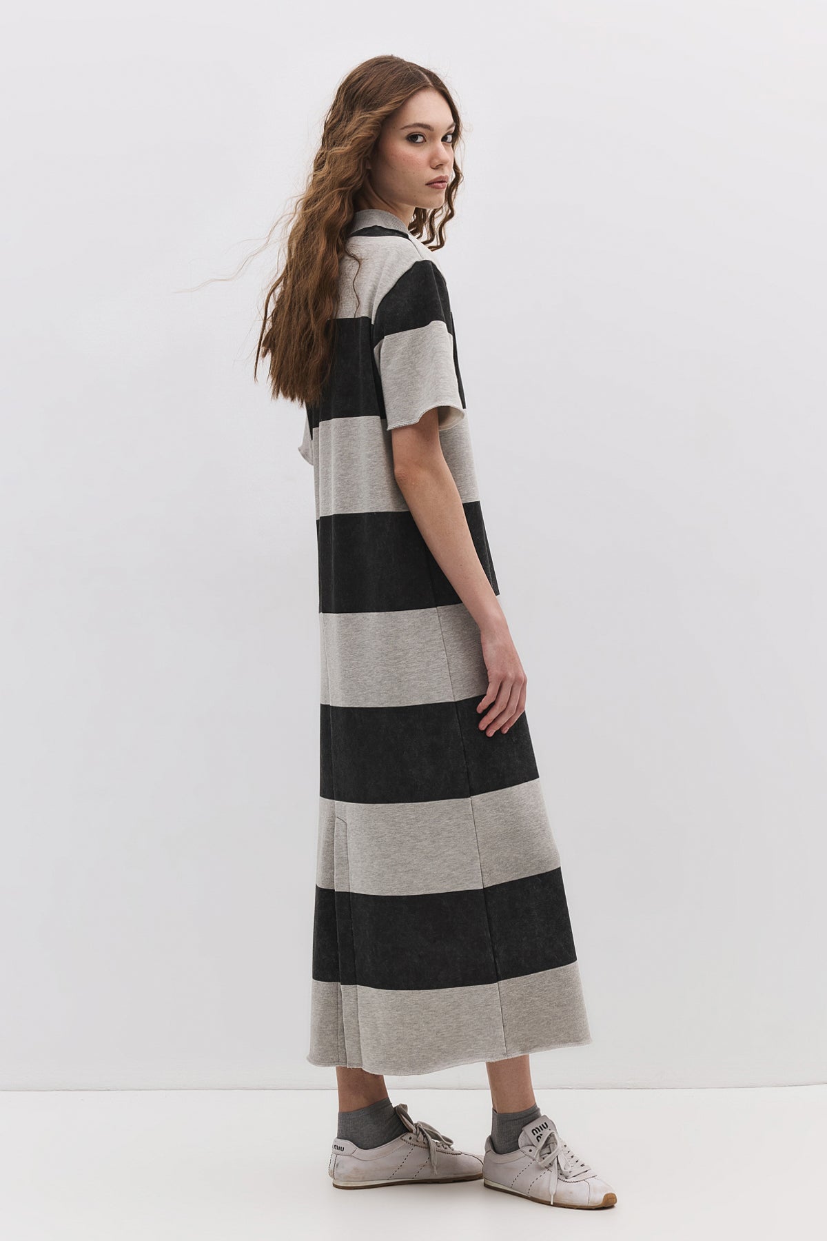 Gestreiftes Maksikleid mit geschlossenem Halsausschnitt und Schlitz