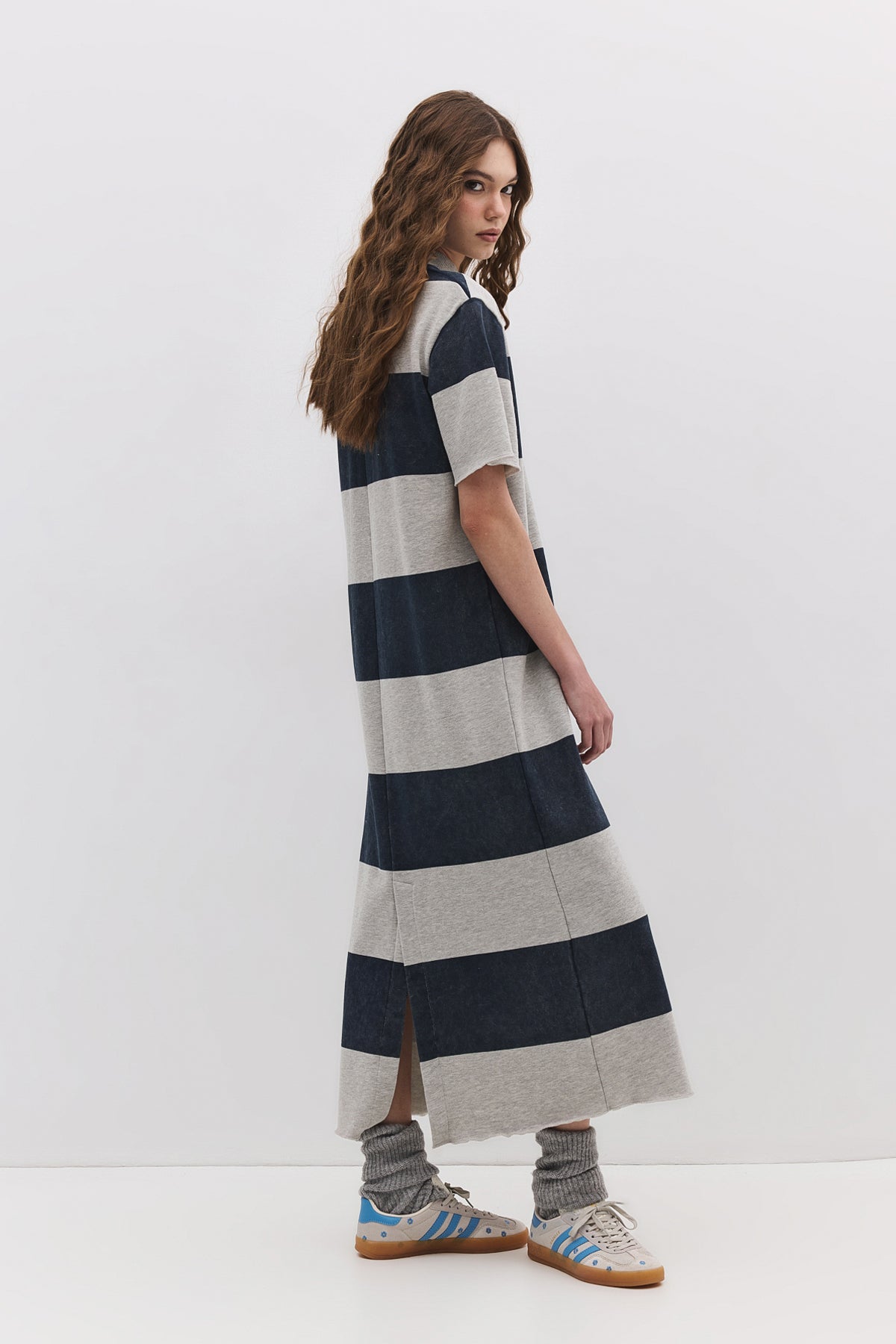 Gestreiftes Midikleid mit geschlossenem Halsausschnitt und Schlitz