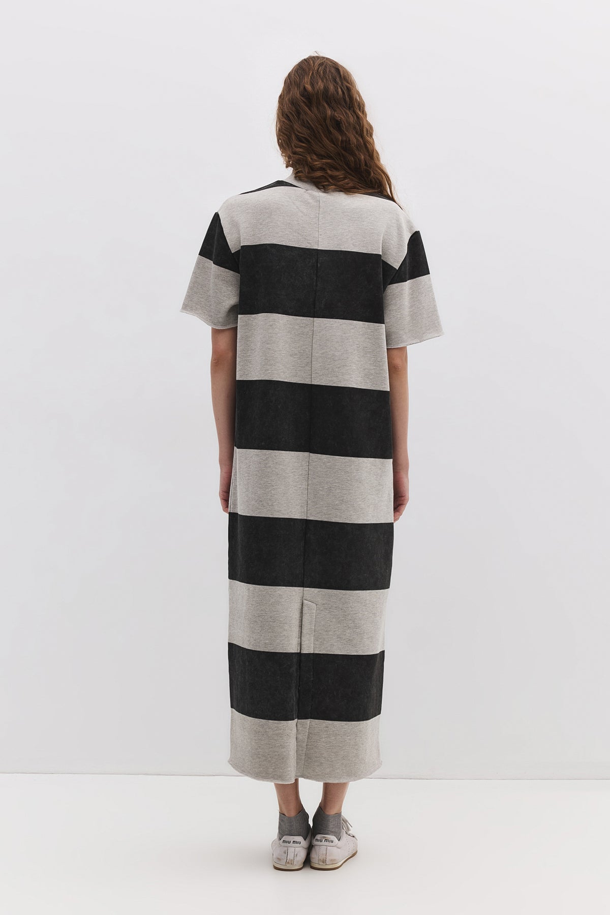 Gestreiftes Maksikleid mit geschlossenem Halsausschnitt und Schlitz
