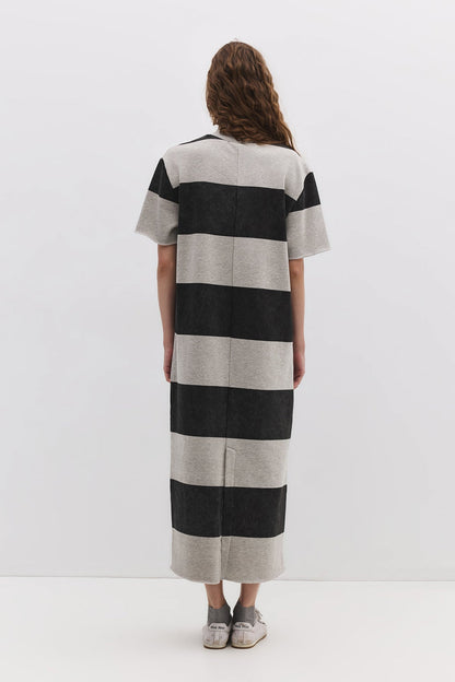 Gestreiftes Maksikleid mit geschlossenem Halsausschnitt und Schlitz