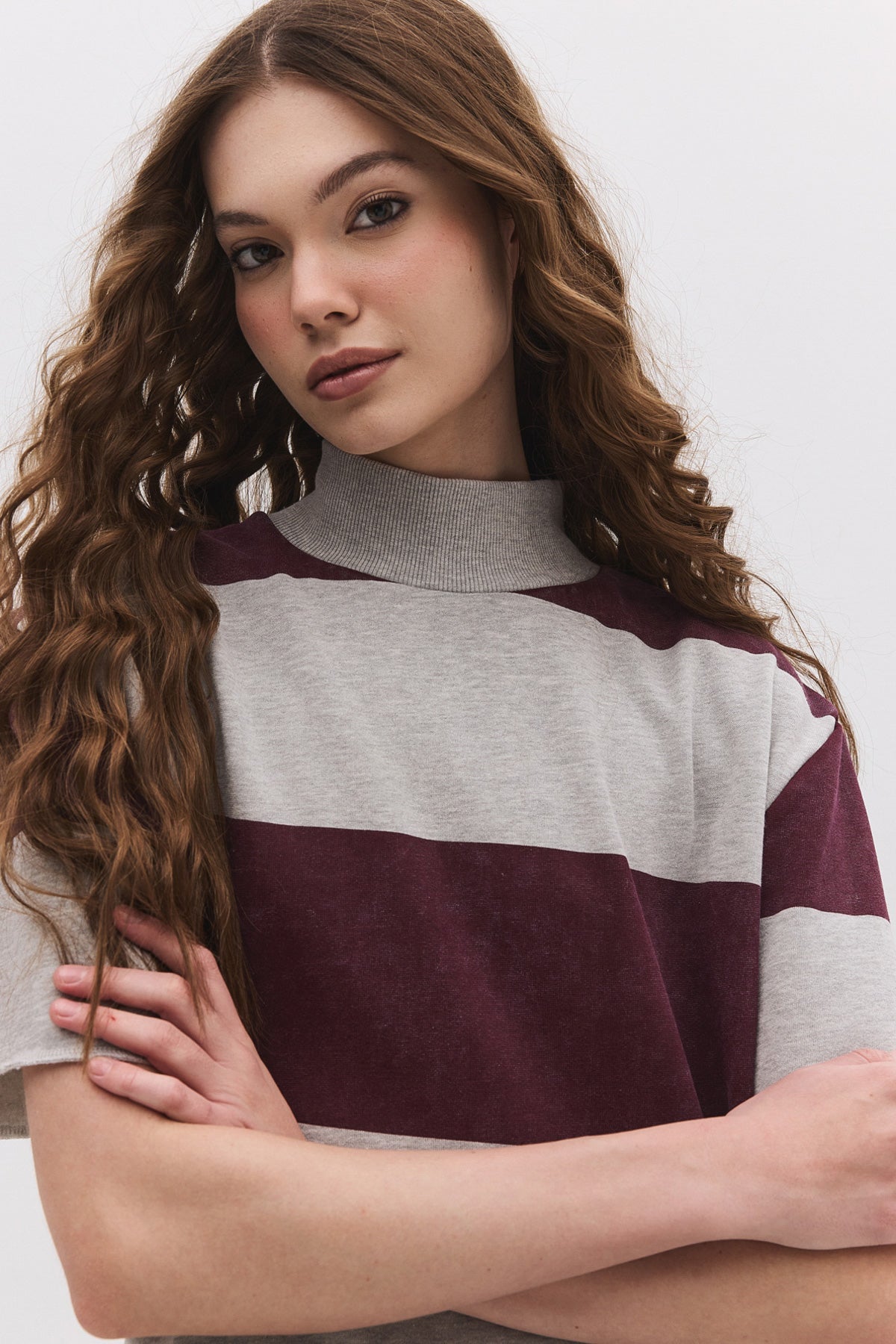 Gestreiftes Midikleid mit geschlossenem Halsausschnitt und Schlitz