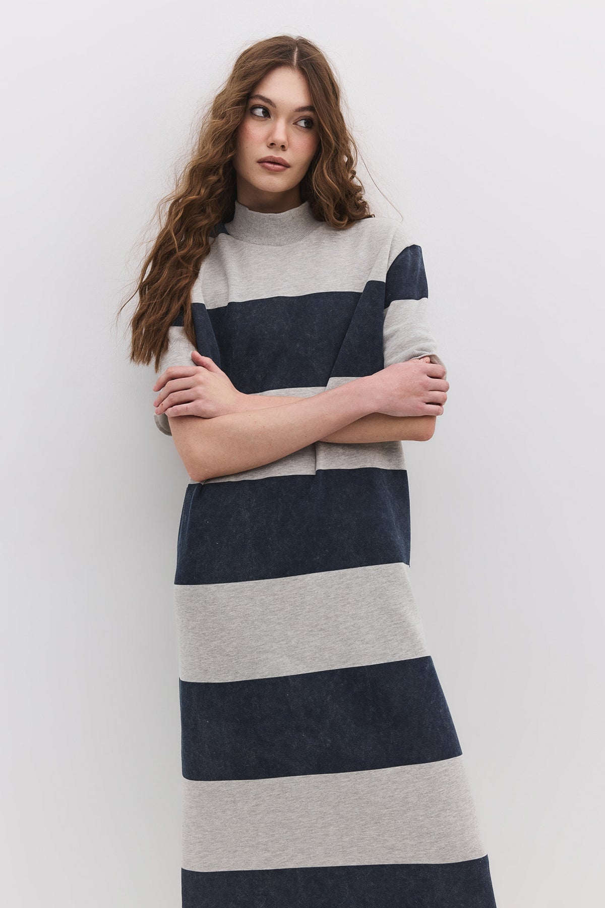 Gestreiftes Midikleid mit geschlossenem Halsausschnitt und Schlitz