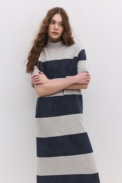 Gestreiftes Midikleid mit geschlossenem Halsausschnitt und Schlitz