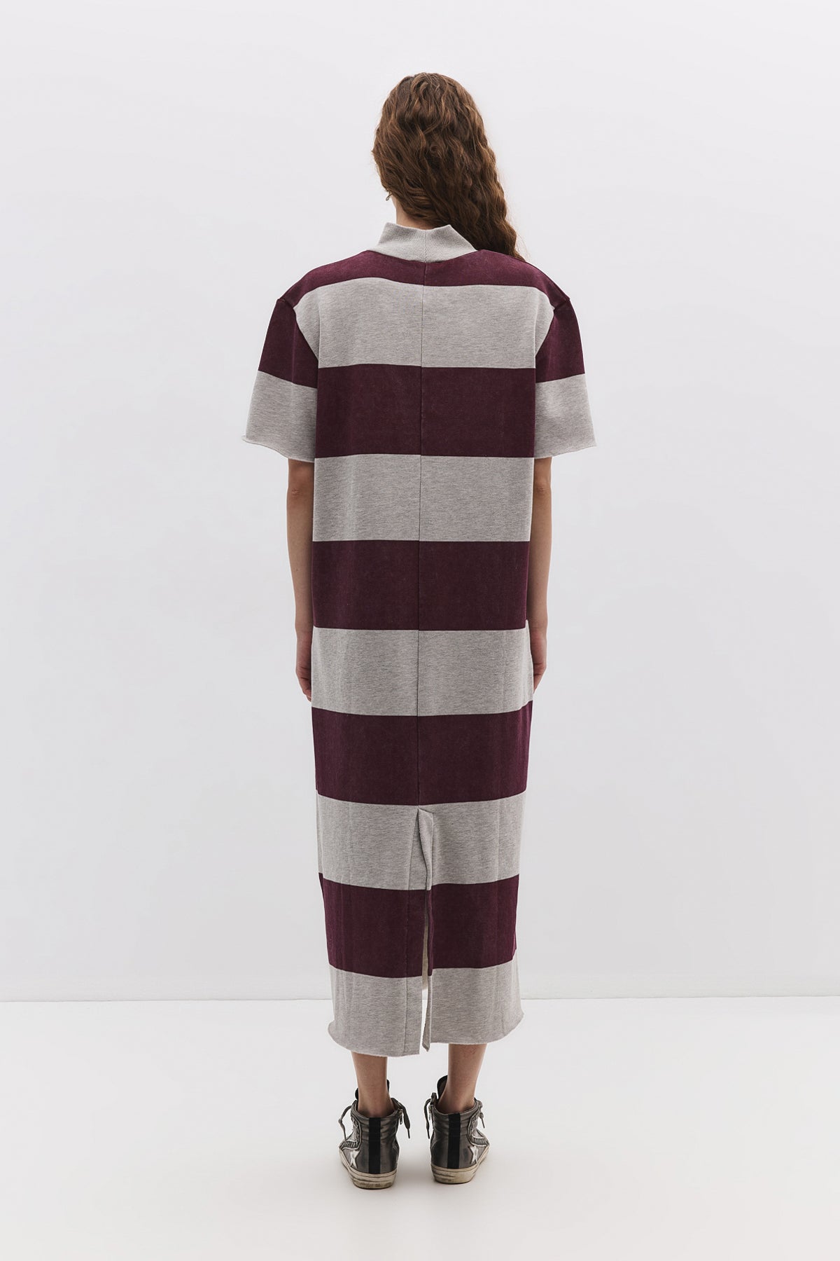 Gestreiftes Midikleid mit geschlossenem Halsausschnitt und Schlitz
