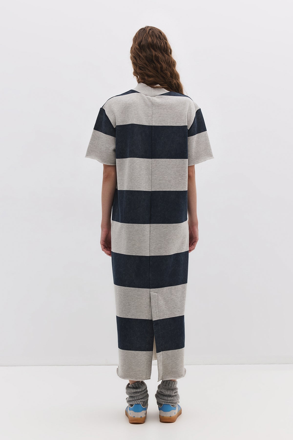 Gestreiftes Midikleid mit geschlossenem Halsausschnitt und Schlitz