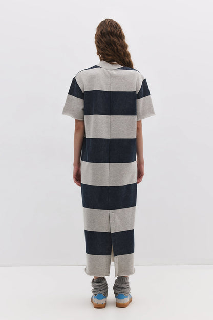 Gestreiftes Midikleid mit geschlossenem Halsausschnitt und Schlitz