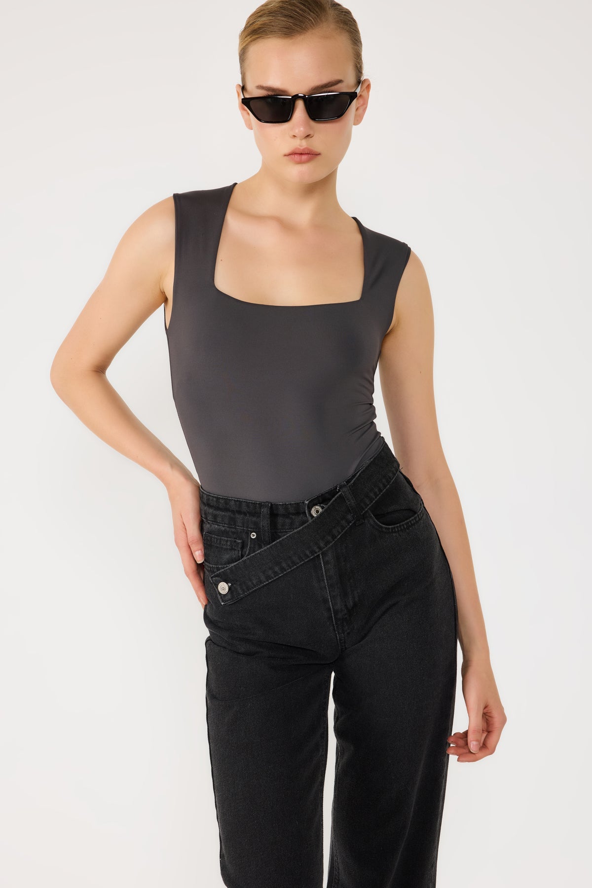 Body mit eckigem Schnitt und tiefem Ausschnitt