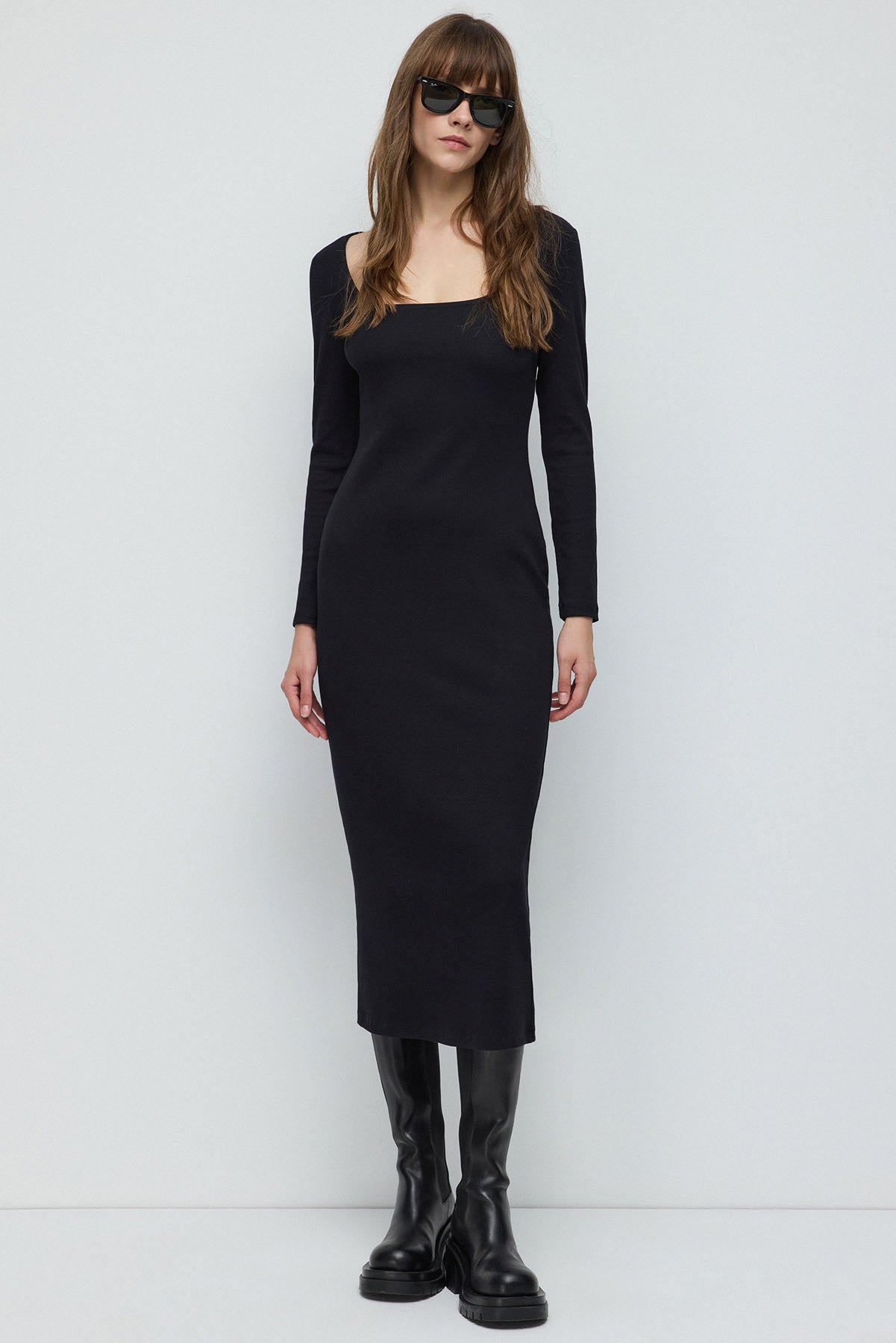 Langärmeliges, figurbetontes Kleid