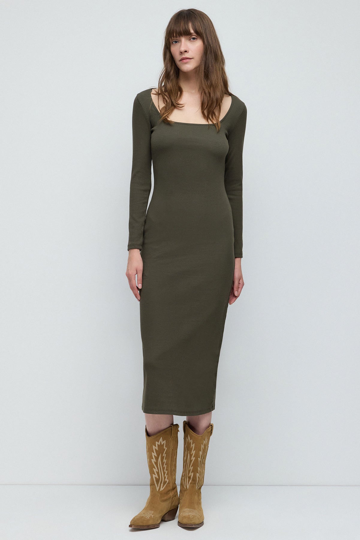Langärmeliges, figurbetontes Kleid
