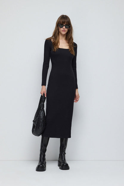 Langärmeliges, figurbetontes Kleid