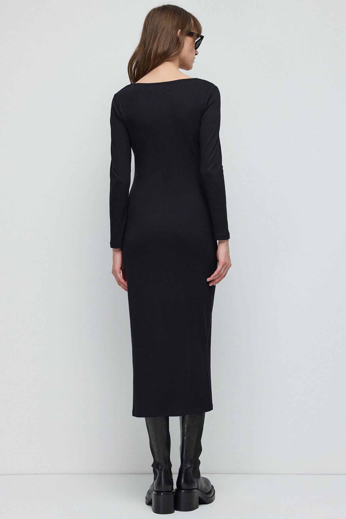 Langärmeliges, figurbetontes Kleid