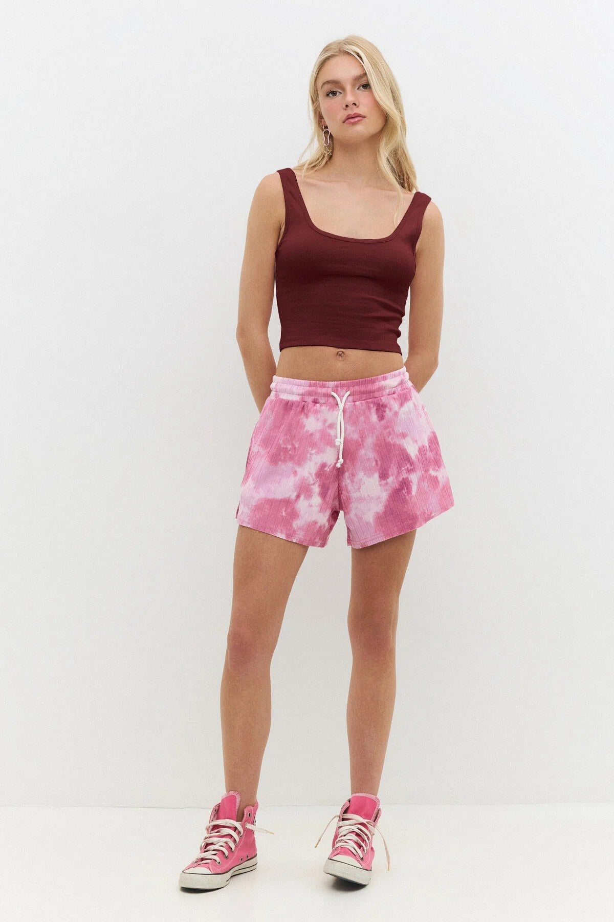 Basic Crop Top mit eckigem Ausschnitt und breiten Trägern