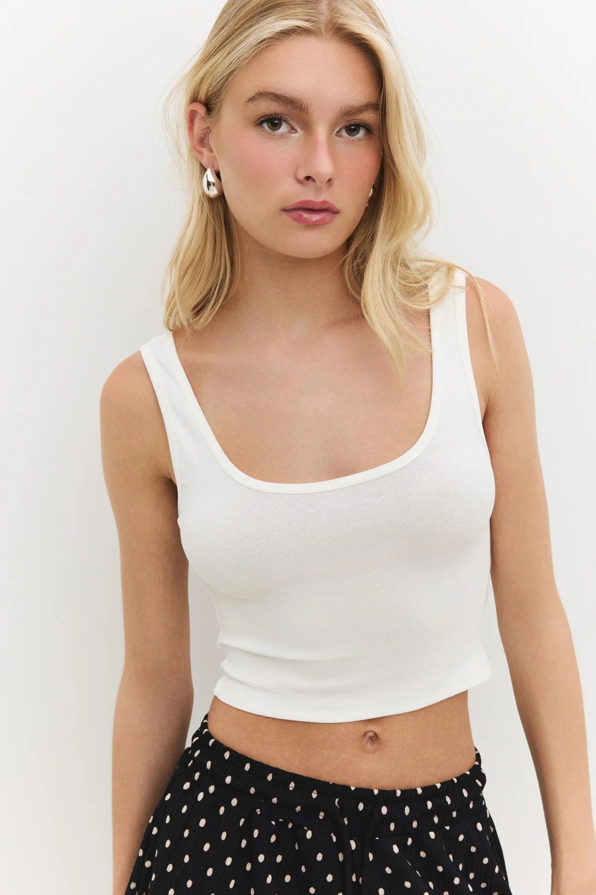 Basic Crop Top mit eckigem Ausschnitt und breiten Trägern